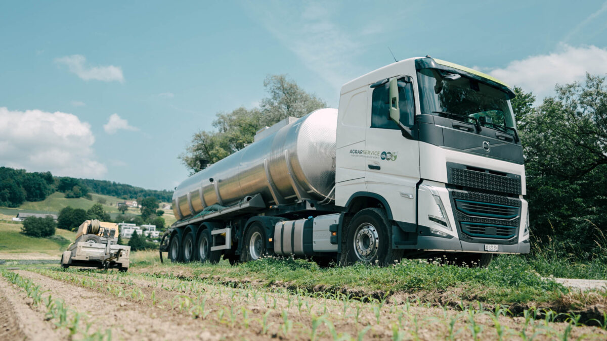 Agrar-Service LKW Transport an Feldrand